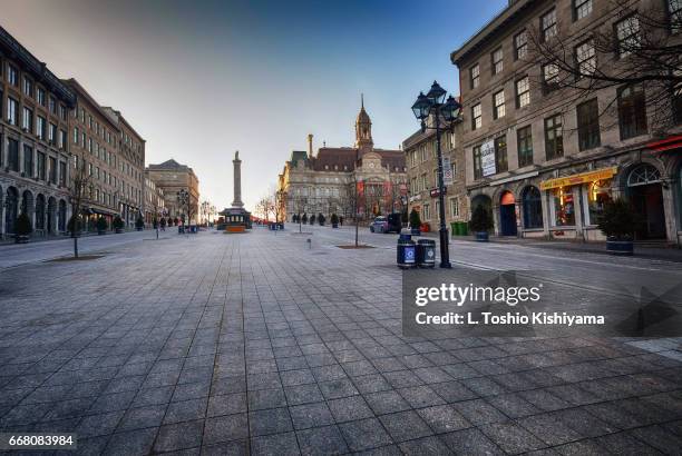 quiet in old montreal, canada - place jacques cartier - fotografias e filmes do acervo