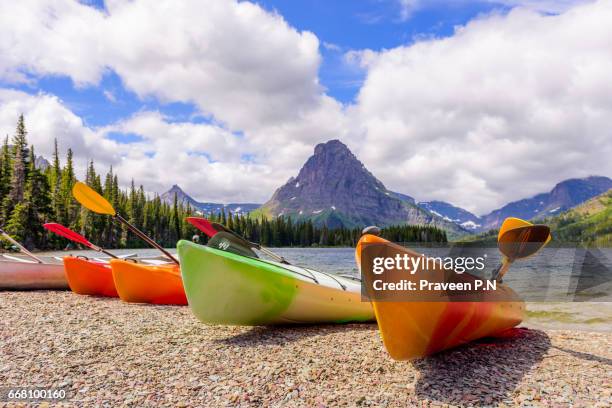 two medicine lake area - lago two medicine montana - fotografias e filmes do acervo