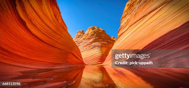 de wave-wandeling - canyon stockfoto's en -beelden