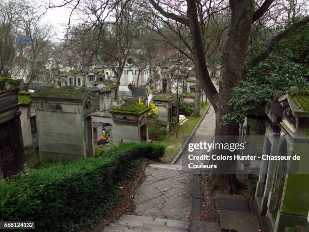 inside perl lachaise cemetery - pere lachaise cemetery stock pictures, royalty-free photos & images