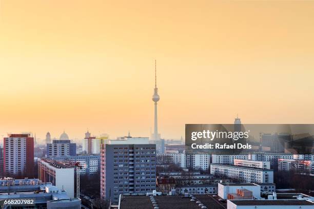 urban view of berlin at sunset - sendeturm foto e immagini stock