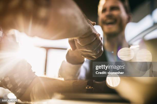 close-up van twee mannen kwam tot een overeenkomst. - guarantee stockfoto's en -beelden