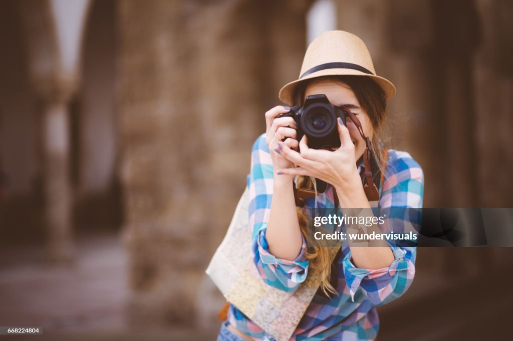 Schöne junge Frau Tourist mit Kamera und Karte