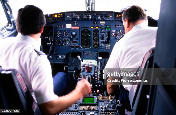 editorial use : cockpit of a boeing 737 with pilot and co-pilot doing last checks after landing in las vegas international airport. - co pilot fotografías e imágenes de stock