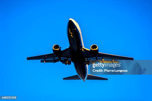 boeing 737 at take off - boeing 747 stock-fotos und bilder