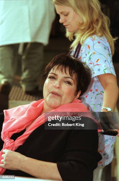 Performer Liza Minnelli waves to well-wishers October 30, 2000 after being released from the Cleveland Clinic Hospital in Fort Lauderdale, Florida....