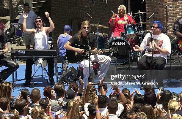 191 Kid Rock 2000 Stock Photos, High-Res Pictures, and Images - Getty