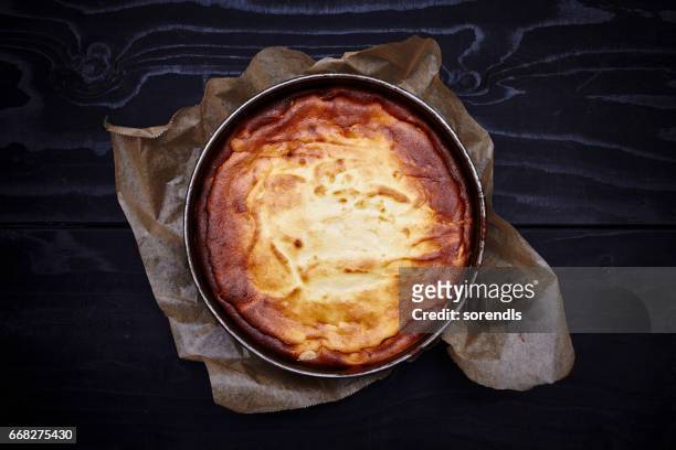 tarta de queso fresco al horno - cheesecake fotografías e imágenes de stock