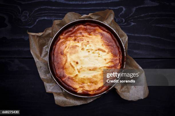 freshly baked cheesecake - cheesecake stock pictures, royalty-free photos & images