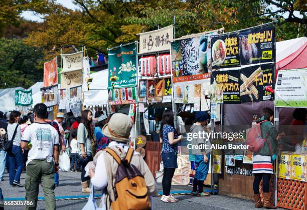 trendy coffee stalls and cafes in harajuku street market - puesto de mercado fotografías e imágenes de stock