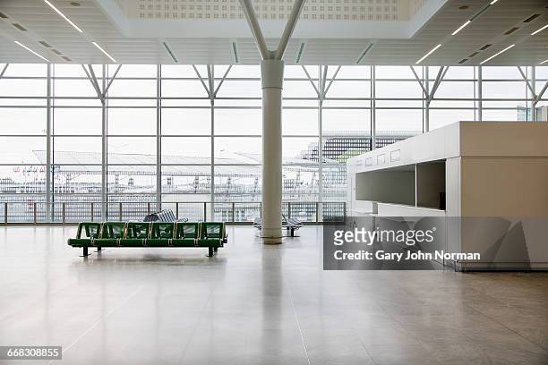empty seats at airport waiting area - airport terminal imagens e fotografias de stock