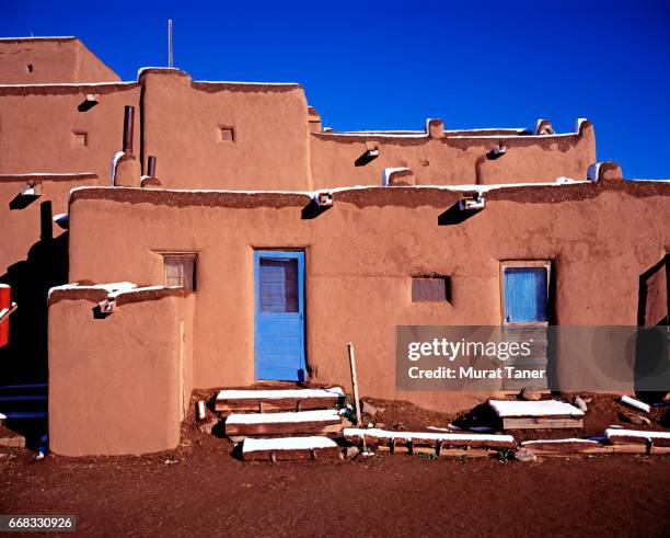 taos pueblo - taos stock-fotos und bilder