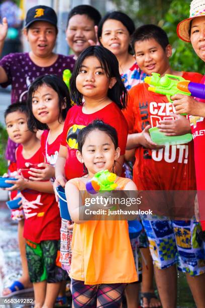thailändska barn och kvinnor på songkran - menschengruppe bildbanksfoton och bilder