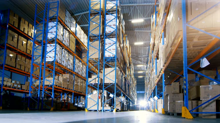 https://media.gettyimages.com/id/668360992/video/time-lapse-of-a-working-day-in-big-modern-warehouse-suerveyors-inspectors-and-loaders-working.jpg?b=1&s=640x640&k=20&c=eR-vaKQpIT5Z7oie11oFX0pX-7LaaQCgdJCSAnQa2og=