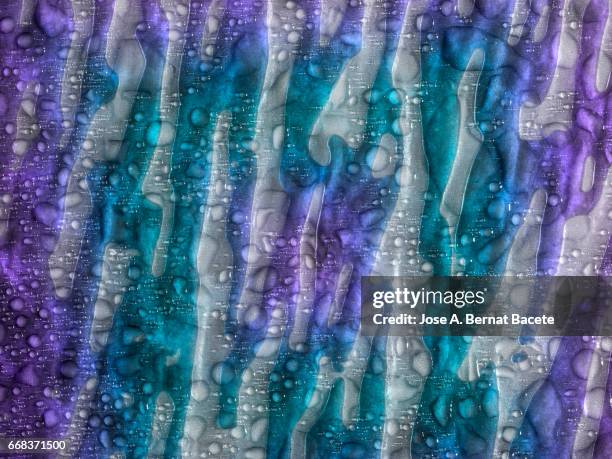 full frame of the textures formed by the bubbles and drops, on a coarse of colors background - rayado photos et images de collection