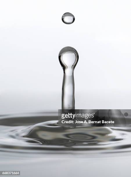 figure of a water drop on having struck on a water surface with a white bottom - frescura stockfoto's en -beelden
