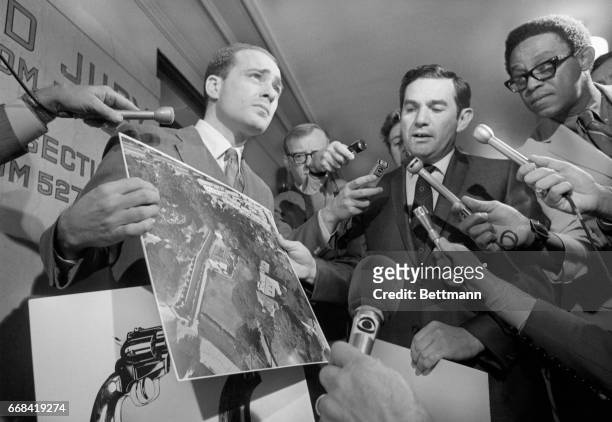 Deputy District Attorneys Aaron Stovitz and Vince Bugliosi display an aerial photograph of the home of Leno and Rosemary LaBianca, victims of a...