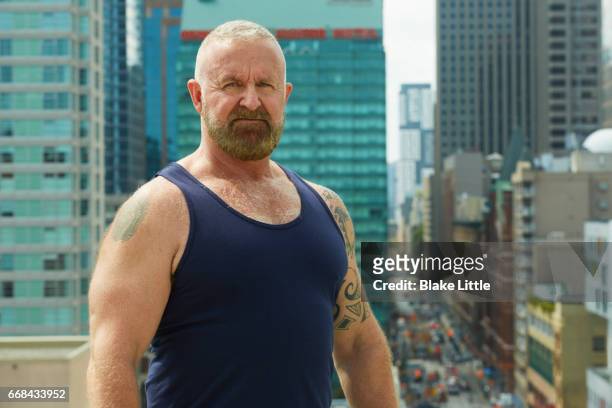man on roof above city - macho fotografías e imágenes de stock