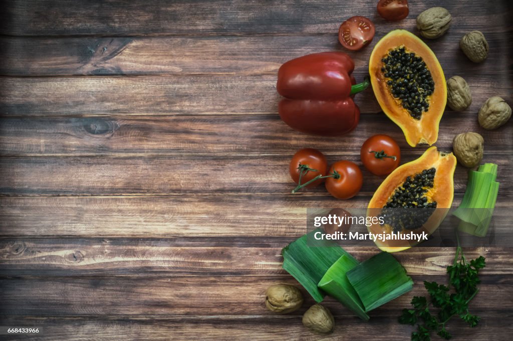 Vista Dallalto Di Verdure Fresche Frutta Sfondo Texture In Legno Con Spazio  Di Copia Foto stock - Getty Images
