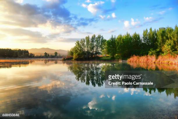 sky reflected  on water lake at dawn - serenità imagens e fotografias de stock