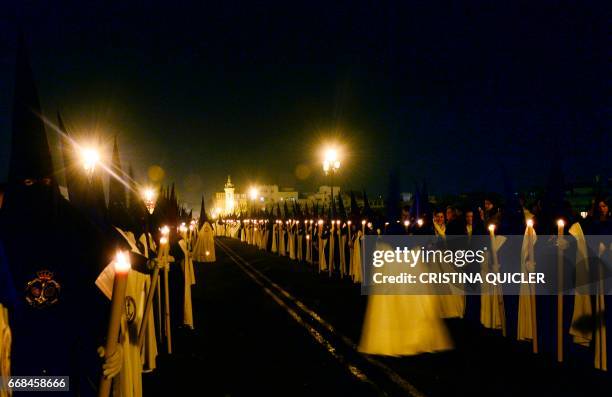 Penitents of 'La Esperanza de Triana' brotherhood parade during a Holy Week procession on April 14, 2017. Compartir Imagen para boceto...