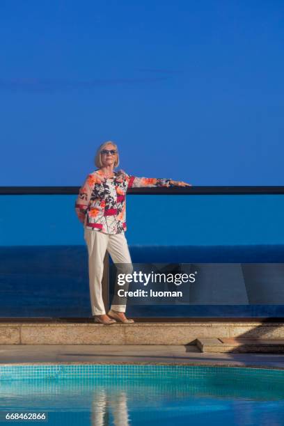 elegante vecchia signora vicino alla piscina swimmimg - cabelo louro foto e immagini stock