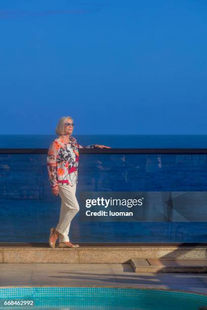 elegante dama de edad cerca de la piscina - roupa descontraída fotografías e imágenes de stock