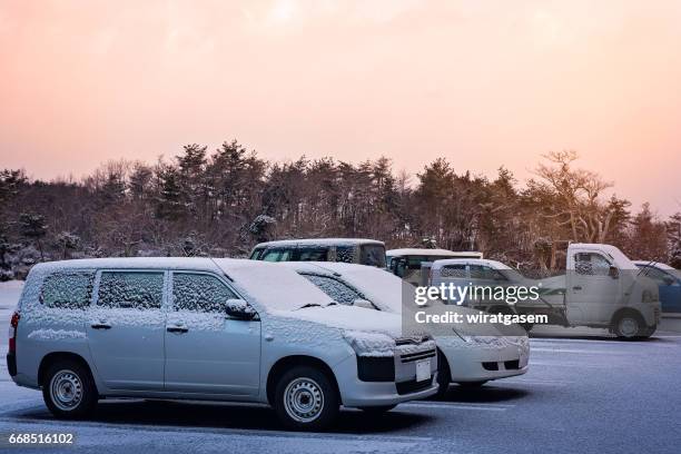 snow covered car - prefectura de iwate fotografías e imágenes de stock