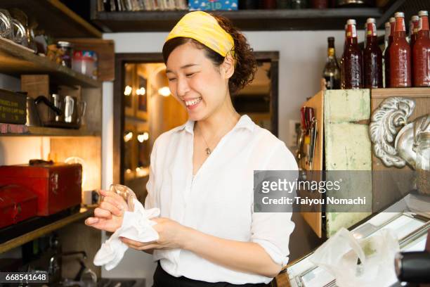 japanese women working at a cafe - カフェ - fotografias e filmes do acervo