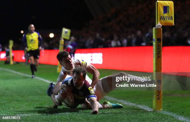 Nick Evans of Harlequins scores a try during the Aviva Premiership match between Harlequins and Exeter Chiefs at Twickenham Stoop on April 14, 2017...