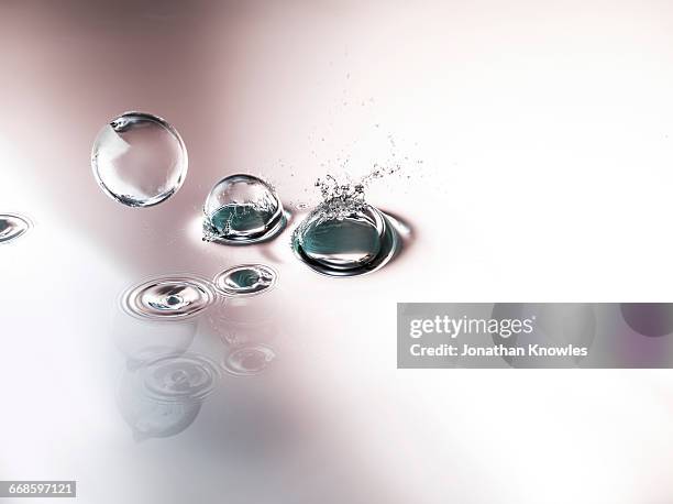 water close-up, water drops, splash, reflection - tropfen aufprall stock-fotos und bilder