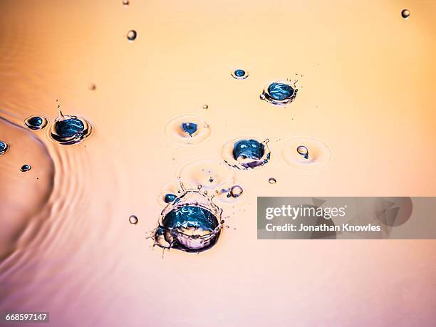 water close-up, water drops creating splashes - coloursurgetrend stock-fotos und bilder