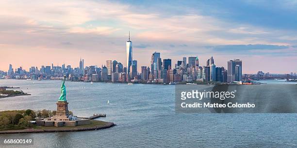 aerial of statue of liberty and manhattan skyline - downtown new york 個照片及圖片檔