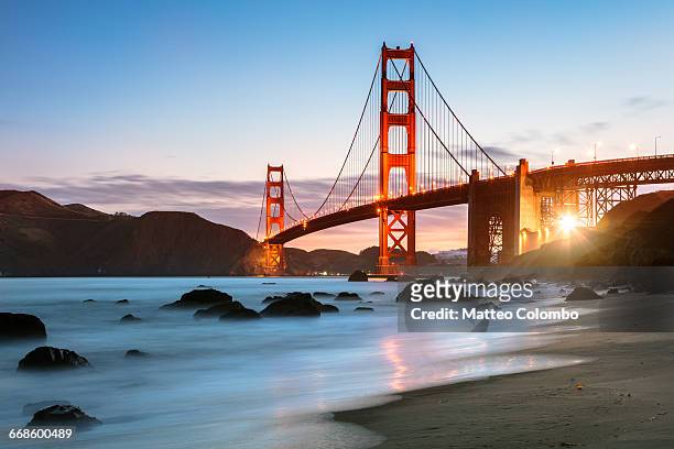 dawn at the golden gate bridge, san francisco, usa - san francisco californië stockfoto's en -beelden