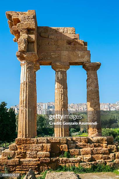 temple of the dioskouroi in agrigento - agrigento stockfoto's en -beelden