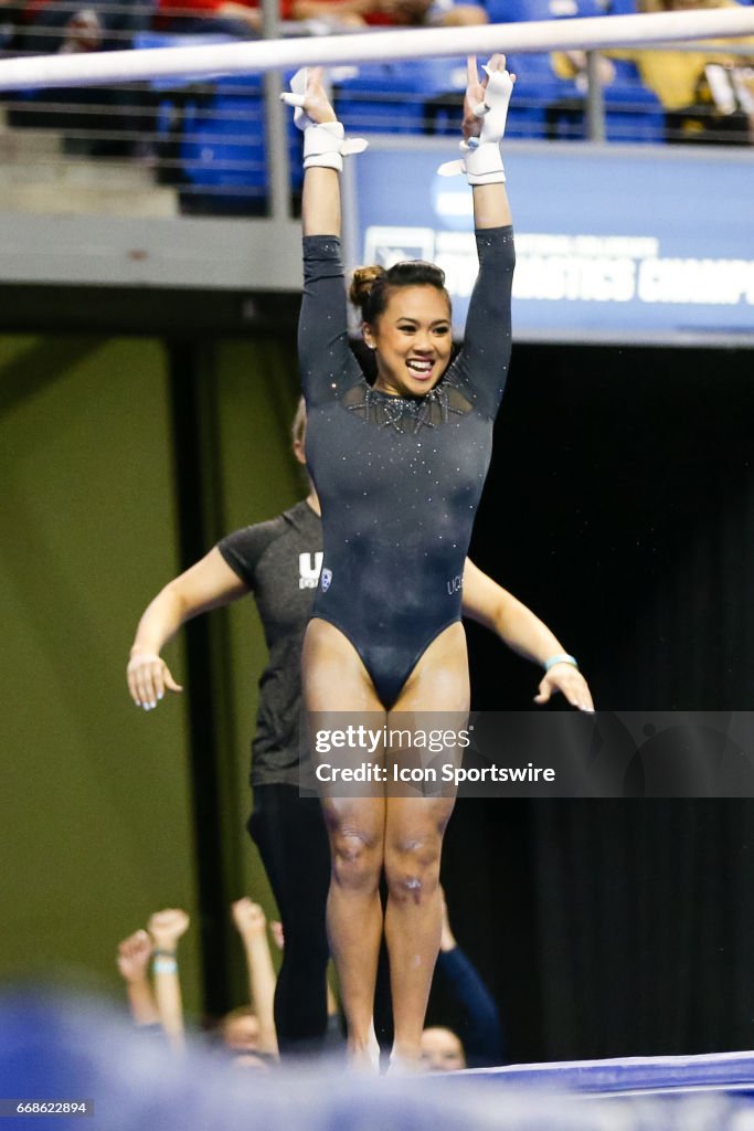 UCLAs Peng-Peng Lee celebrates after she finishes her routine on bars...  Photo d'actualité - Getty Images