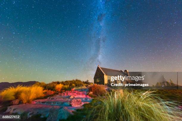 milkyway sobre iglesia del buen pastor, lake tekapo, nueva zelanda - tékapo fotografías e imágenes de stock