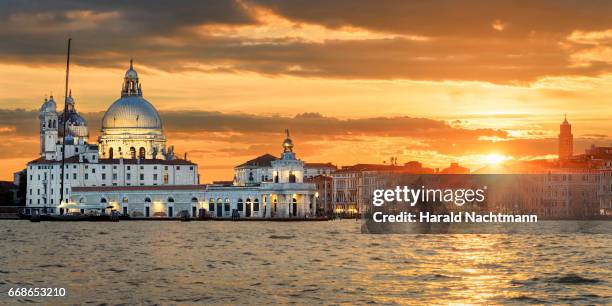 sonnenuntergang am canal grande in venedig - verkehrswesen stock pictures, royalty-free photos & images