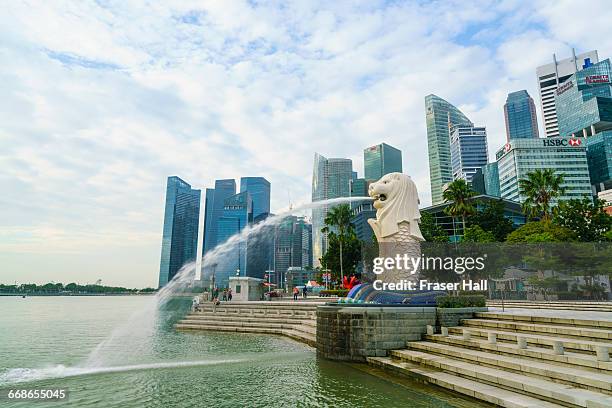 merlion statue, marina bay, singapore - merlion statue stock pictures, royalty-free photos & images