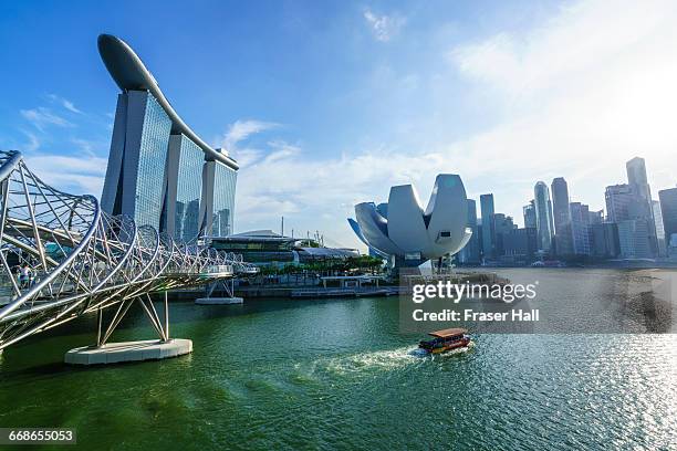 singapore skyline and marina bay - singapour fotografías e imágenes de stock