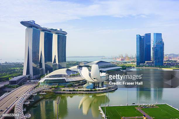 marina bay sands and art science museum, singapore - republik singapur stock-fotos und bilder