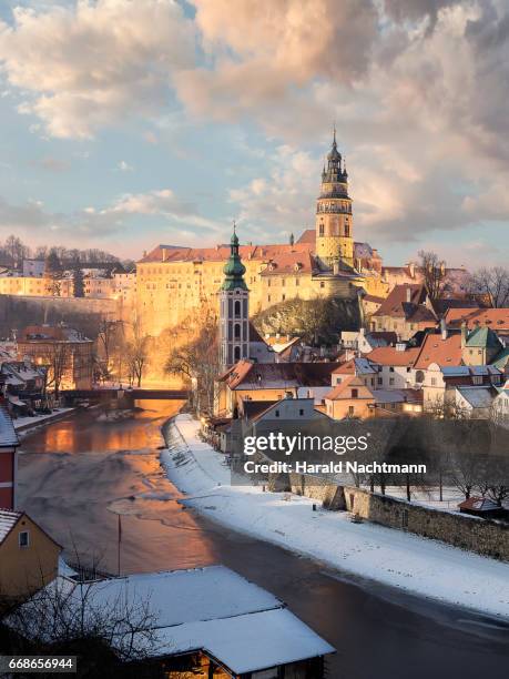 krumau - cesky krumlov im winter - majestätisch stock pictures, royalty-free photos & images