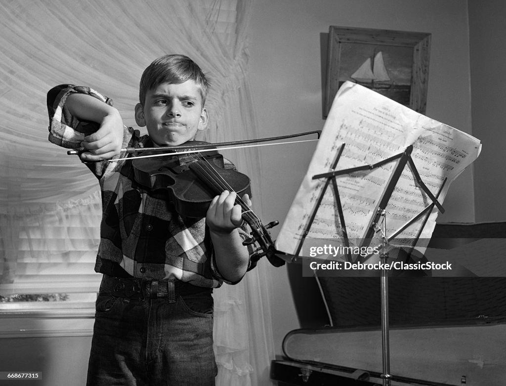 1950s BOY IN LIVING ROOM...