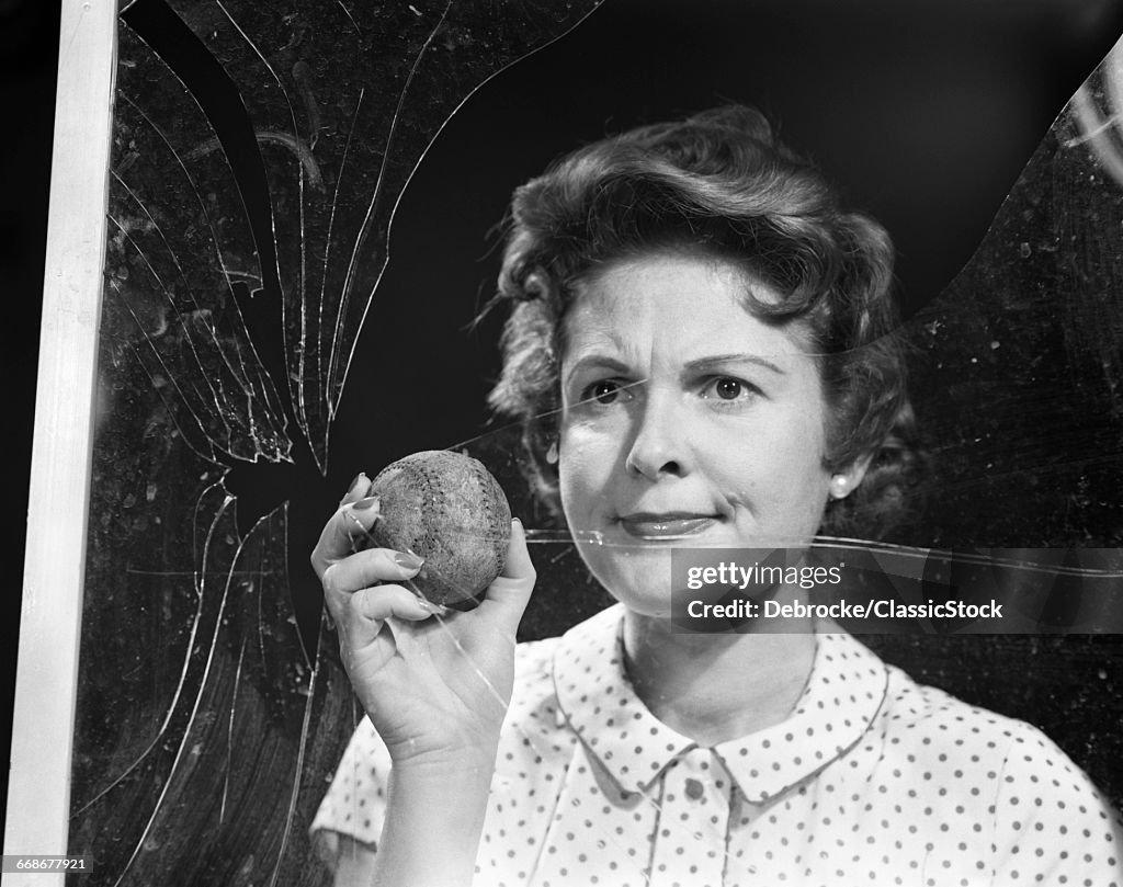 1950s WOMAN HOUSEWIFE...