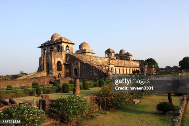 jahaz mahal/schiff palace - madhya pradesh stock-fotos und bilder