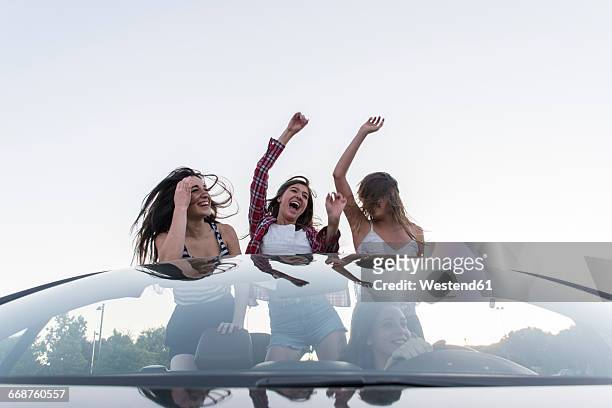 friends dancing in convertible - auto singen stock-fotos und bilder
