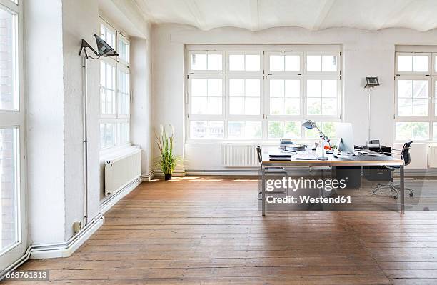 desk and chair in bright office - niemand stock-fotos und bilder