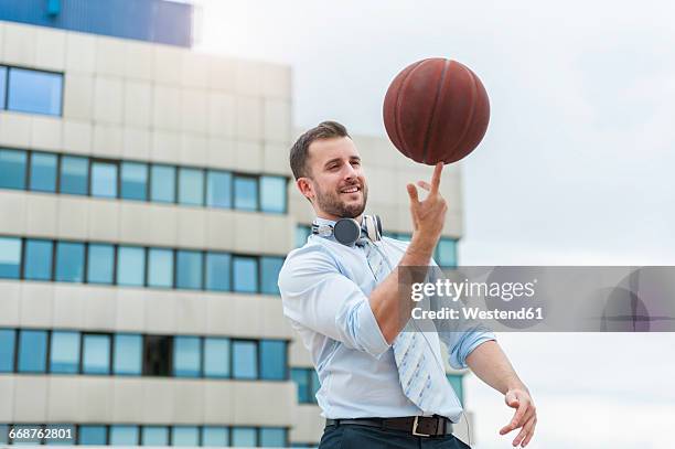 businessman playing basketball outdoors - equilibrio vida trabajo fotografías e imágenes de stock