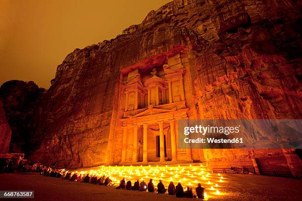 jordan, ma'an governorate, petra, al khazneh at night - pétra photos et images de collection