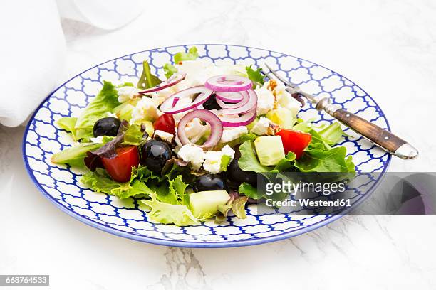 greek salad on plate - griechischer salat stock-fotos und bilder